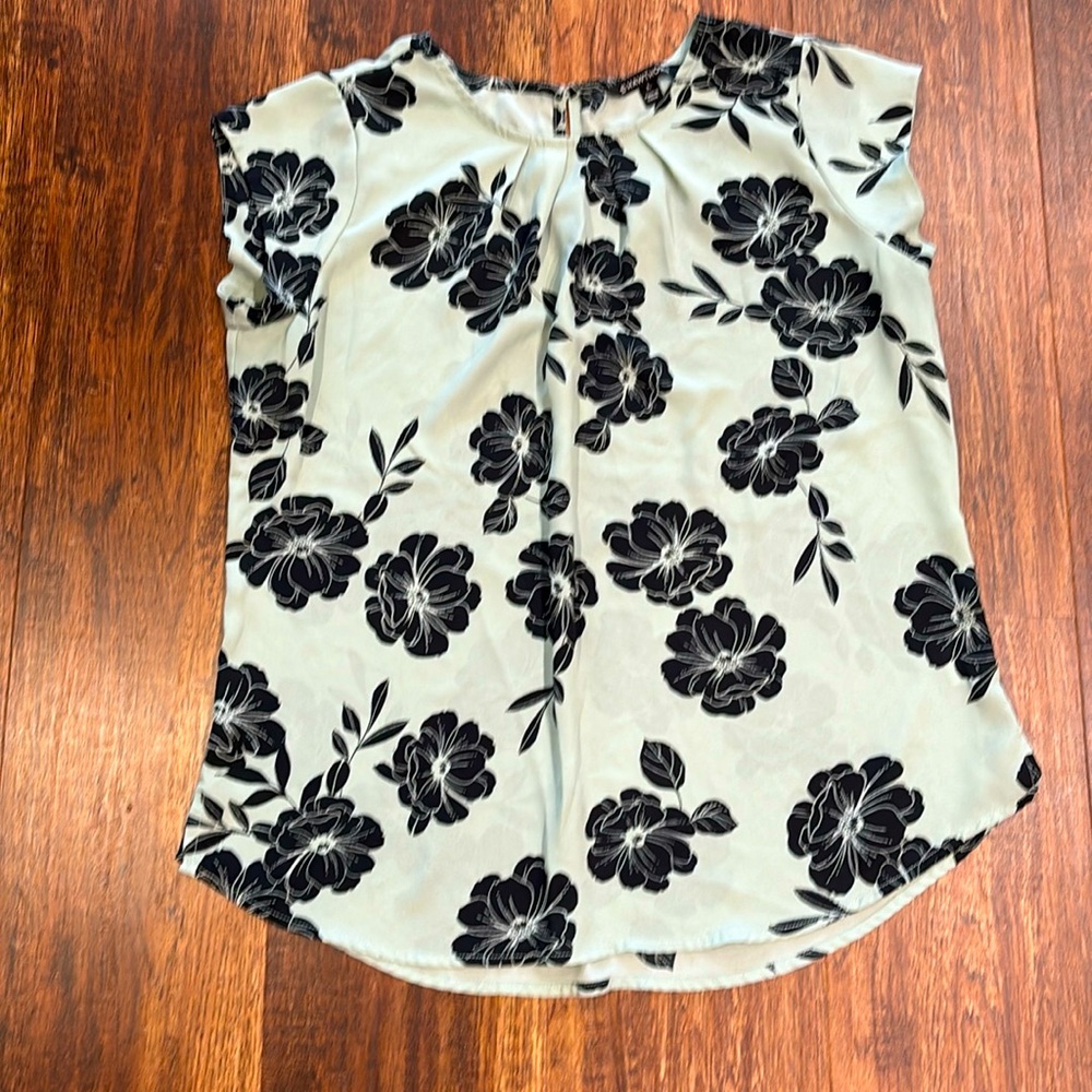 Stitch Fix 41 Hawthorn Green w/Black Flowers. Cap Sleeves & pleated neck Size Lg